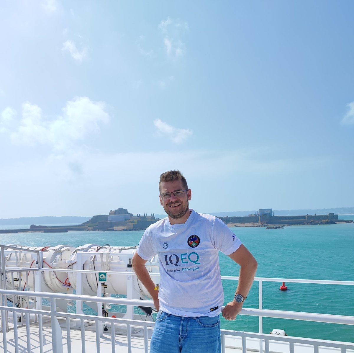 After seeing all 12 Parishes of #Jersey, I'm leaving the island in a jersey of the Parishes of Jersey FC (<a href="/ParishesOfJsyFC/">Parishes of Jersey FC</a>), the brilliant non-FIFA side of the island! 🇯🇪