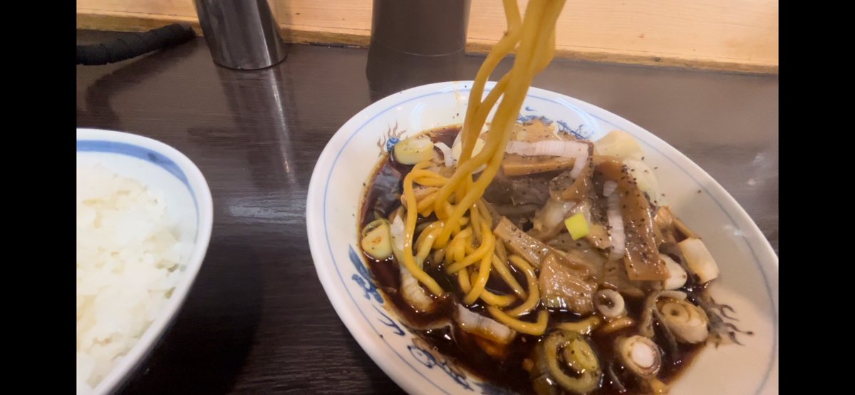 富山市の市街地にある西町大喜本店のラーメン。富山ブラックの元祖。肉たくさん乗ってて、チャーシューの耳が好きな人にはおすすめ！塩気が強いので水飲みながらゆっくり食べましょー