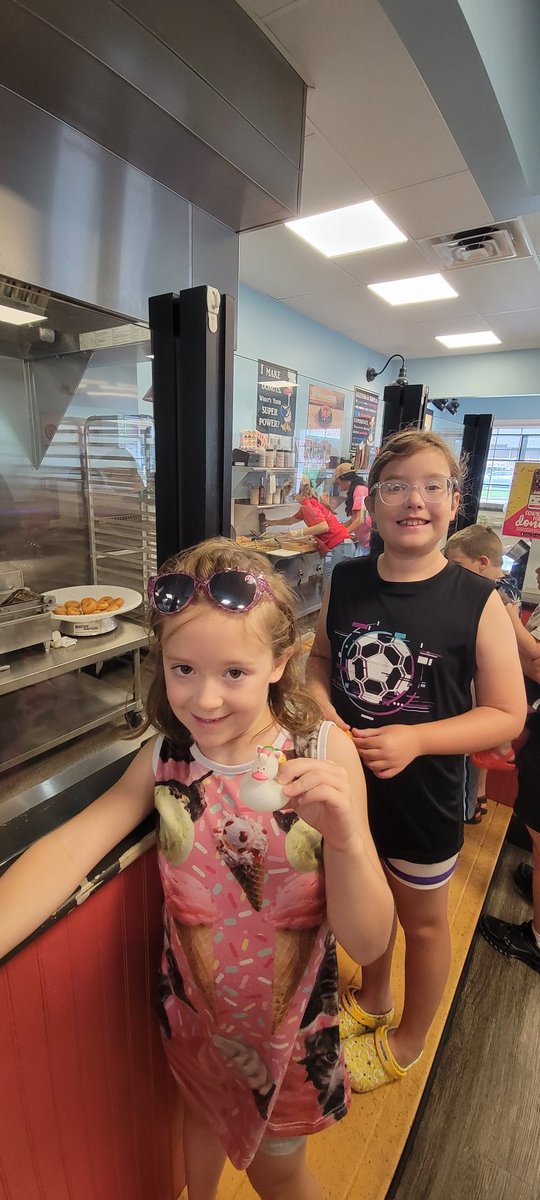 czswim's tweet photo. Best donuts in the Duck-o-verse, according to Zoey! Warm, melt in your mouth yumminess. So glad we stopped! #OllieLovesDonuts https://t.co/TPzxQ03Kmz