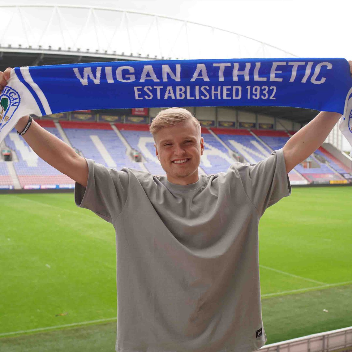 Matt Smith 🤝 scarf pics

#wafc 🔵⚪️