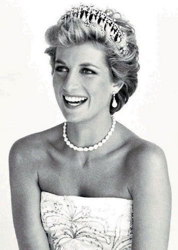 Un día como hoy, pero en 1961, nació Lady Diana Spencer. 

• Tras su casamiento con el Principe Carlos, en 1981, se convirtió en Princesa de Gales. Con él tuvo dos hijos: El actual Príncipe de Gales y el Duque de Sussex.

• Murió en 1997, poco después de cumplir 36 años.