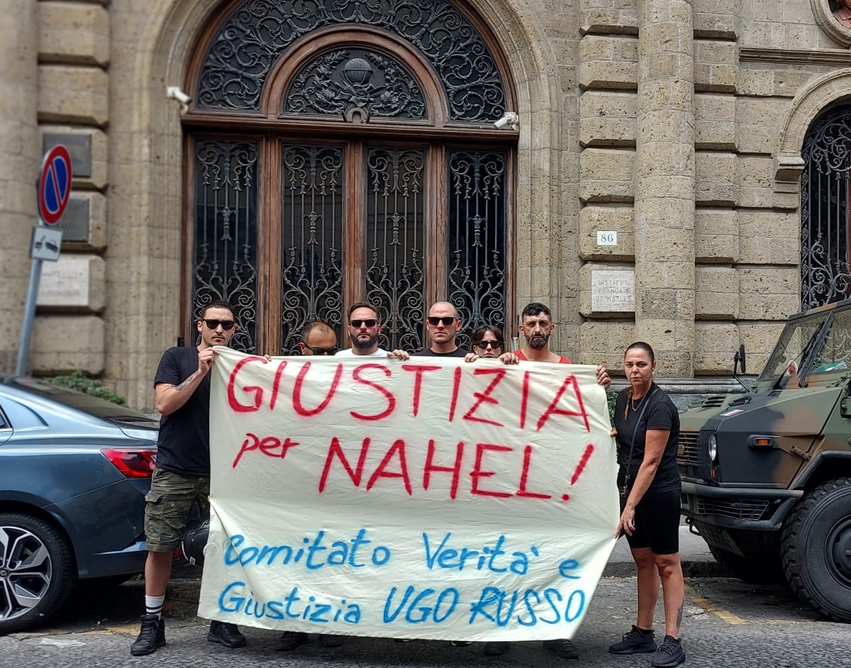 Familiari e attivist* del comitato "verita' e giustizia per Ugo Russo" davanti al Consolato Francese di Napoli in solidarieta' con la rivendicazione di giustizia per Nahel

#Nahel #Francia #Napoli
