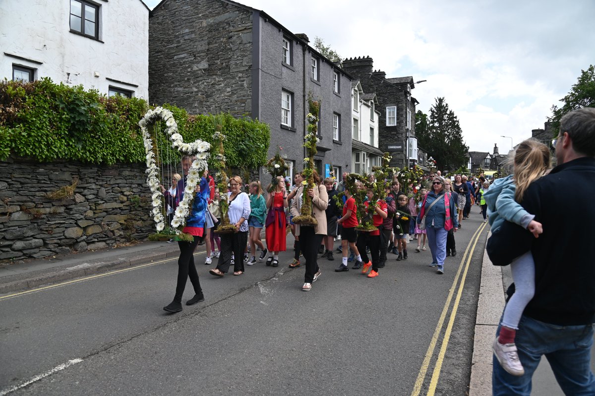 ArmittMuseum's tweet photo. There was a great turn out for yesterday's #AmblesideRushbearing, even with the blustery weather 🌬
Thank you to everyone who took part 👏
Photos taken on Rydal Road, Ambleside, on Saturday 1st July 2023 https://t.co/X9Z2pIovWh