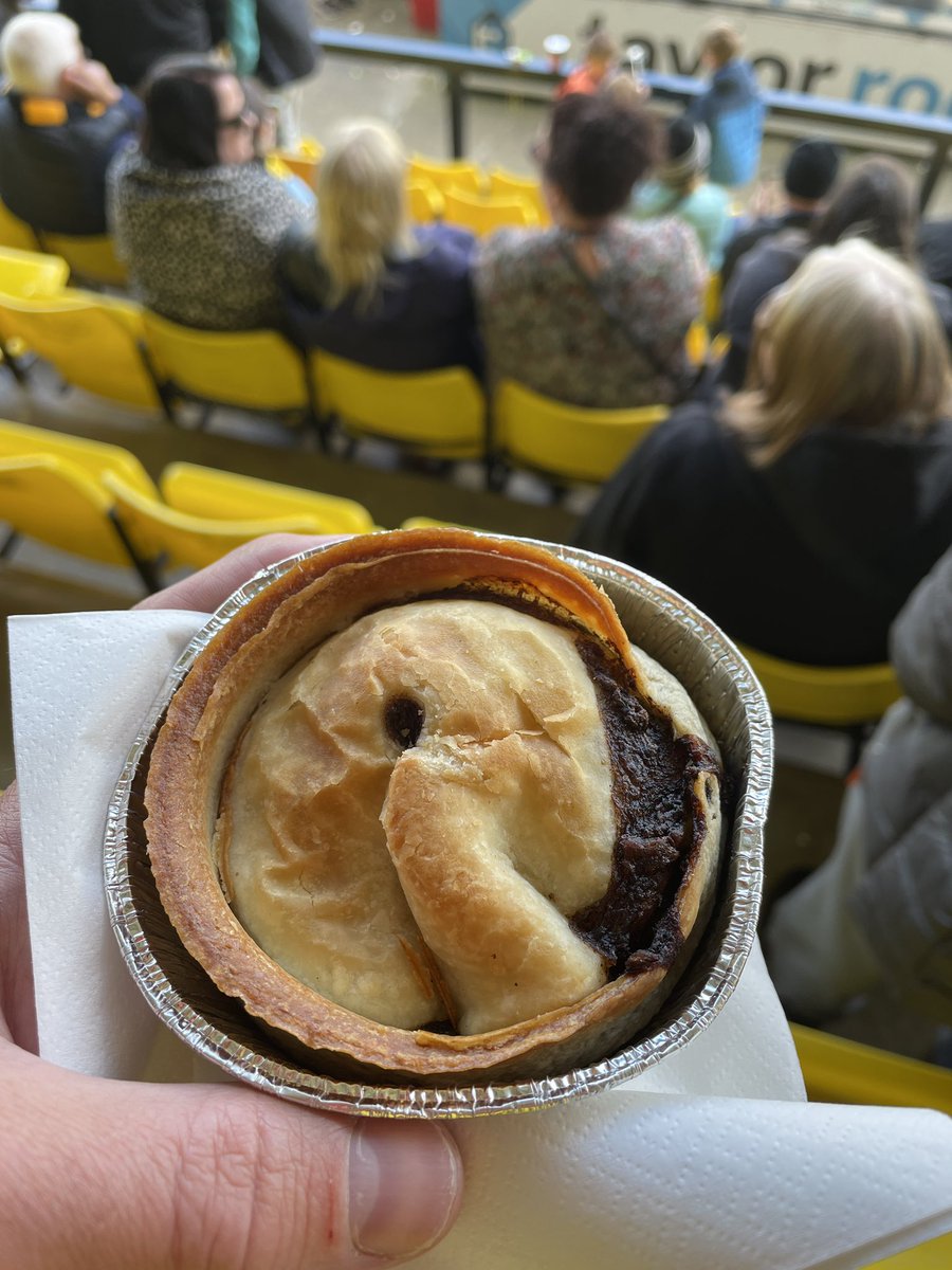 mestuartbarrie's tweet image. First one of the season. Looked over booked an the crust was a little crisp however rich gravy filling and decent meat portion made this a good one 3.75/5 #piereview