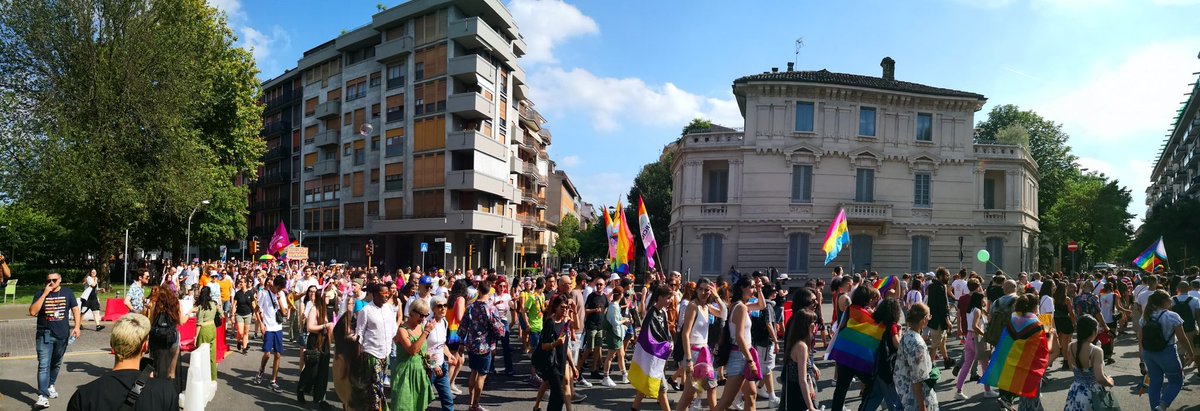Danieler35's tweet photo. Lodi Pride:
Q U A N T A G E N T E C È?!! 😇😘😍❤️🧡💛💚💙💜💕
#OndaPride #loveislove #LGBTQ #LGBTQIA #ESISTIAMO #STACCE  #famigliearcobaleno #facciamorete #EqualityForAll #Pride2023 #PRIDE #LODI #ITALY https://t.co/RIeH4eqSsi