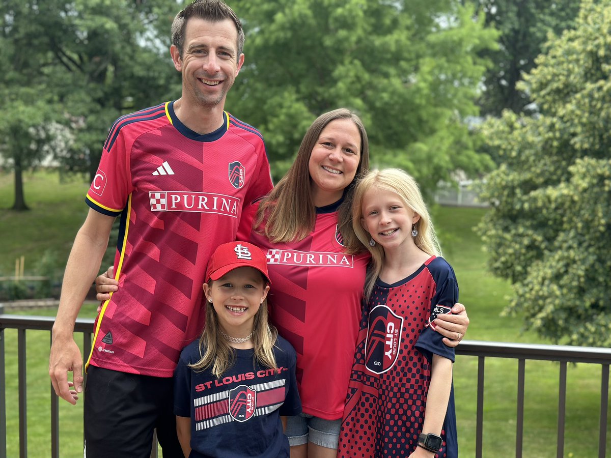 MckeownBrendon's tweet photo. Excited to be in St. Louis to see @stlCITYsc and @SBP_Soccer ‘s own @celiopompeu10_ tonight. Let’s go City and Gray Bees! https://t.co/VuhtvfTzKy