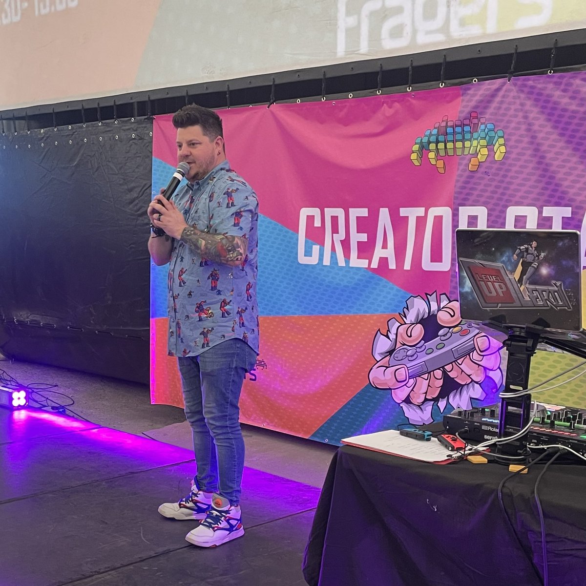 levelupleroy's tweet photo. Day 1  @RaptureFest has been such a blast co-hosting &amp; VideoDJing the creator stage with @JuxtoG 🔥 #levelupleroy #rapture #medwaygamingfestival #host #dj #videodj #geekdj #nerddj #nintendo #sega #switchchallenge #gamer #gamerdj #popculturedj #popculturehost @RSVLTS https://t.co/JsoV2ZrQIX
