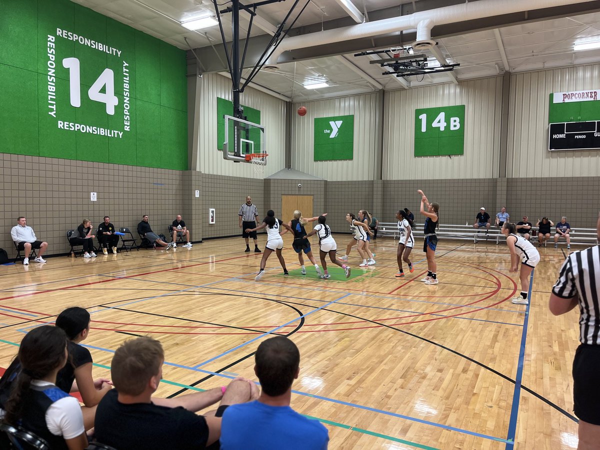 I35Showcase_GBB's tweet image. BIG SHOTS by ⁦@wke_hoops 2025 Sanders⁩ to seal the deal against a talented Mo Phenom STL Reed!

5 different college 🏀 staffs 👀 on the court for this 🔥 matchup!