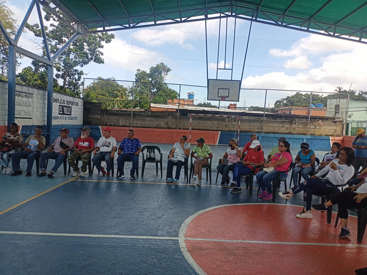 Delrealidades1's tweet photo. #1DeJulio Hoy nos encontramos en nuestra Comuna Hermana Manuelita Sáenz participando en la Discusión de la Ley Orgánica de los Consejos Comunales Sancionada por nuestra Asamblea Nacional @jorgerpsuv y Nuestro Presidente @NicolasMaduro gracias a la invitación @ClegislativoFLA ... https://t.co/iwfzYt9bQ4