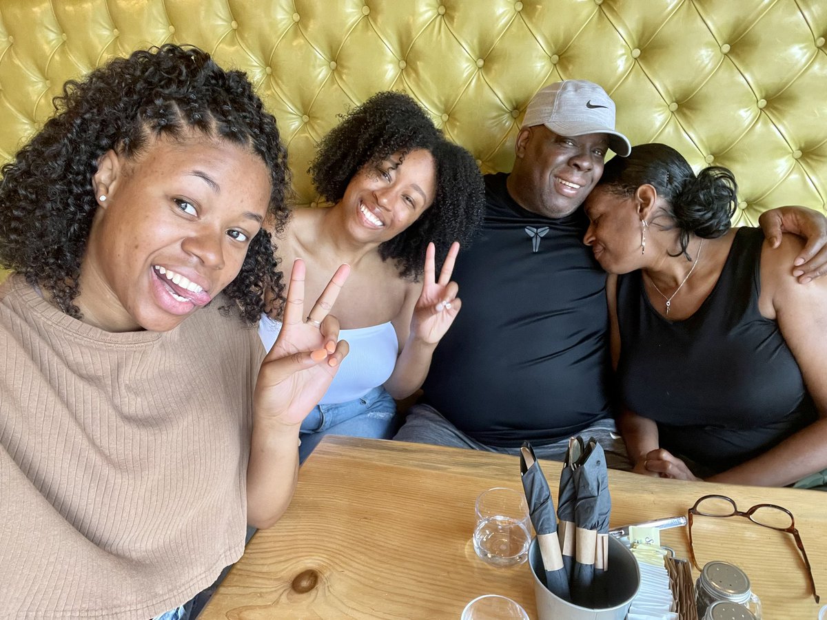 Breakfast with the family in Connecticut. @MiddleMan24 @neeshh_34 @kierra #cafesocial