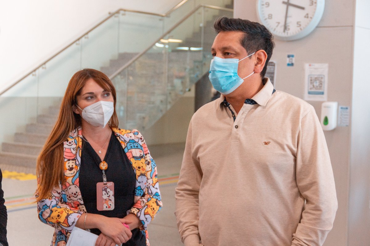HospitalAntof's tweet photo. Mario Solari y Marcos Matamala, representantes del Sindicato de Supervisores Minera Meridian El Peñón, entregaron donativo para contribuir con el proceso terapéutico de pacientes de nuestra Unidad de Psiquiatría Infanto Juvenil del #HRA.
¡Agradecidos por el constante apoyo! https://t.co/PPZqEtSbY2
