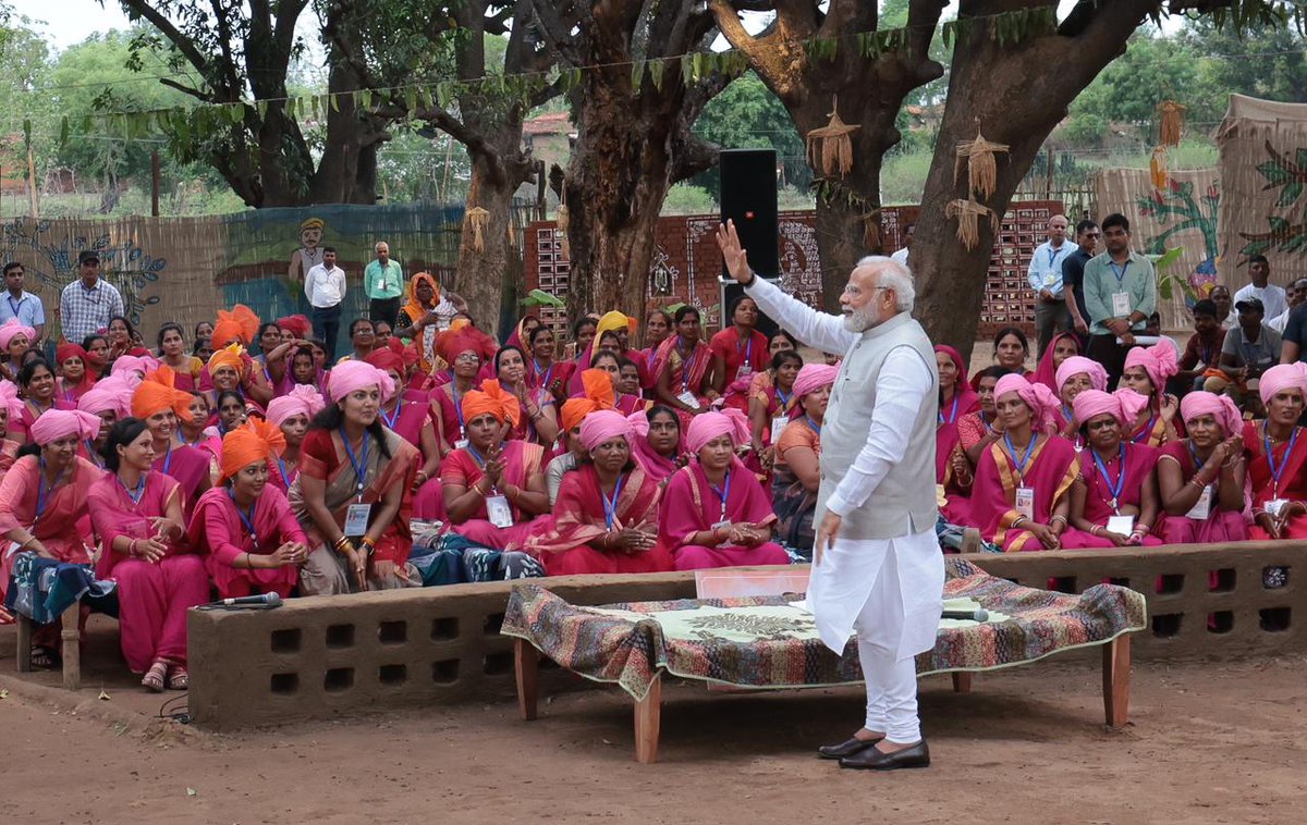 Truth_Unplugged's tweet image. PM @narendramodi  interacted with tribals and SHG workers and football players in Madhya Pradesh today.

Madhya Pradesh in 2021 became probably the first state in the country to launch a product manufactured by women SHGs in the retail market

#PMModiInMP