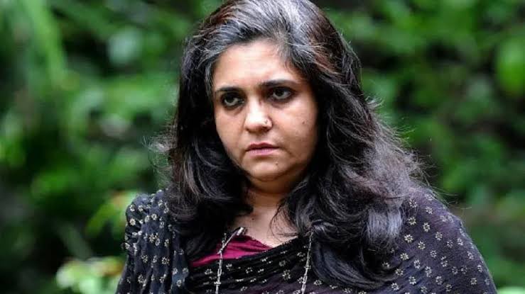 Special #TeestaSetalvad

1 PM:
Gujarat High Court dismissed her bail & asked to surrender immediately.

6 PM:
Division Bench (2 Judges) of Supreme Court heard matter & referred it to full bench.

9 PM:
Full Bench (3 Judges) of Supreme Court will hear the matter.

PS: Supreme