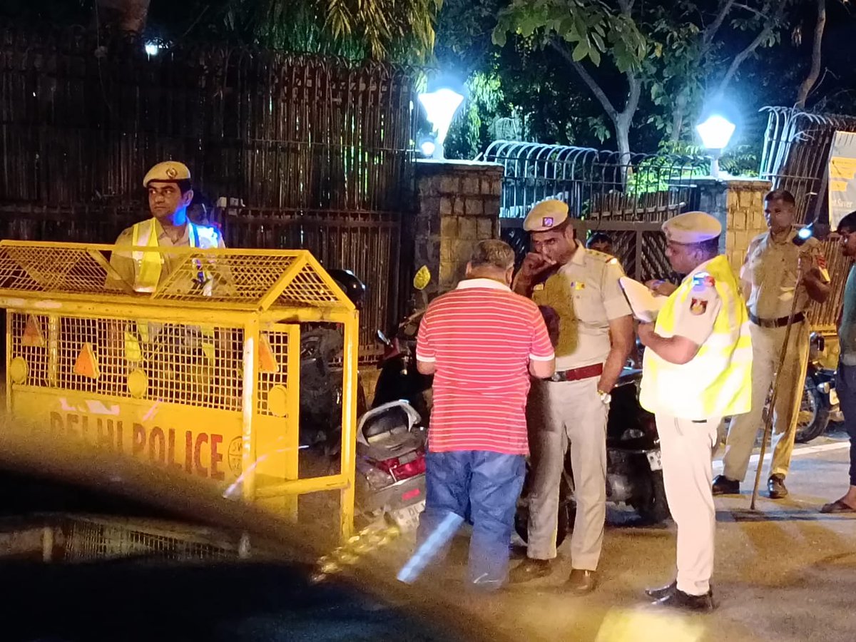 JNU_official_50's tweet photo. JNU VC Prof Santishree D Pandit's  appreciation to Delhi Police working in the weekend near JNU East gate, Aruna Asaf Ali Marg for picket checking. Your dedication allows us to enjoy our weekend with our families. 
Thanks @LtGovDelhi @cp_delhi @DelhiPolice @dcp_southwest https://t.co/wQe3ei1OBZ