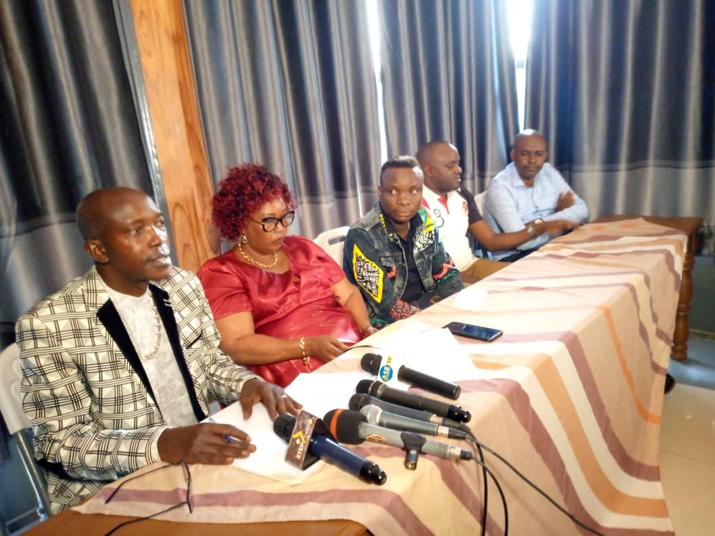 MagazineJimbere's tweet photo. 🎥🎞️ Redonner au #cinéma #burundi-ais ses lettres de noblesse, c'est le pari de la coopérative des cinéastes du #Burundi - #Cocinebu, agréée le 08/06/2023
📌 "Comme pour les autres œuvres artistiques (https://t.co/5UES10nlfK), nous souhaitons que l'#OBDA puisse garantir les droits d'exploitation de nos films dans le souci de valoriser le travail des cinéastes locaux", a souligné Joseph Ciza, porte-parole de cette coopérative, lors d'une conférence ce 30/06/2023
🔰 Il a aussi indiqué que cette collectivité plaidera pour l'offre de formation et de renforcement des capacités des artistes afin de professionnaliser ce secteur au Burundi. En outre, cette coopérative compte opérer aussi dans le domaine agricole dans le but de créer de l'emploi et soutenir les grands projets de production cinématographique
#culture #Entertainment