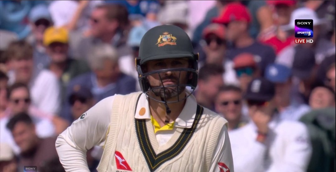 CricCrazyJohns's tweet photo. Nathan Lyon, with one leg, hit a boundary against Stokes. 

What a fighter. https://t.co/4ybvFSJ0QU