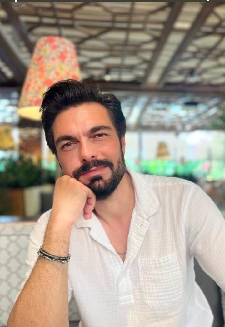 HananGhazy12's tweet photo. ve seninle aşka inanmanın ne kadar kolay olduğunu biliyorduk

rt20

#NETIZENSREPORT #HalilİbrahimCeyhan for Most Handsome Man Alive 
#MHMA2023 
#MHMA2023HalilİbrahimCeyhan  
@thenreport https://t.co/kvRjV0MGcg