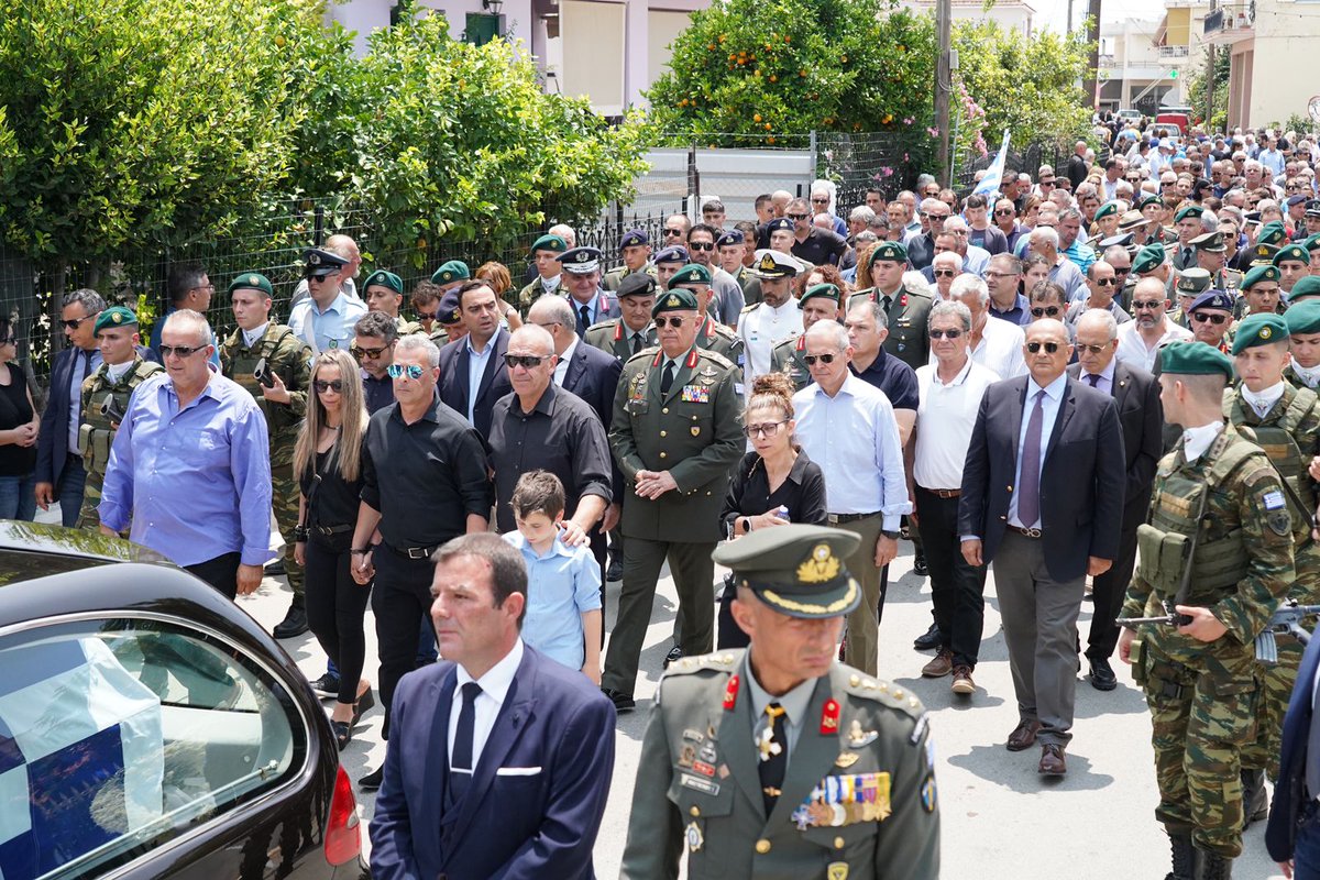 ChiefHNDGS's tweet image. Η σκληροτράχηλη Λακωνική γη υποδέχθηκε σήμερα τον Στρατηγό Ηλία Γλεντζέ, έναν μεγάλο Έλληνα πολεμιστή.
Προνόμιο και μεγάλη τιμή όσοι μαθητεύσαμε υπό τις διαταγές σου.
Τα πατήματα σου κι η ανάσα σου Στρατηγέ θα 'ναι πάντα στον Πενταδάκτυλο και θα περιμένουν!
ΑΘΑΝΑΤΟΣ! 🇬🇷 🇨🇾