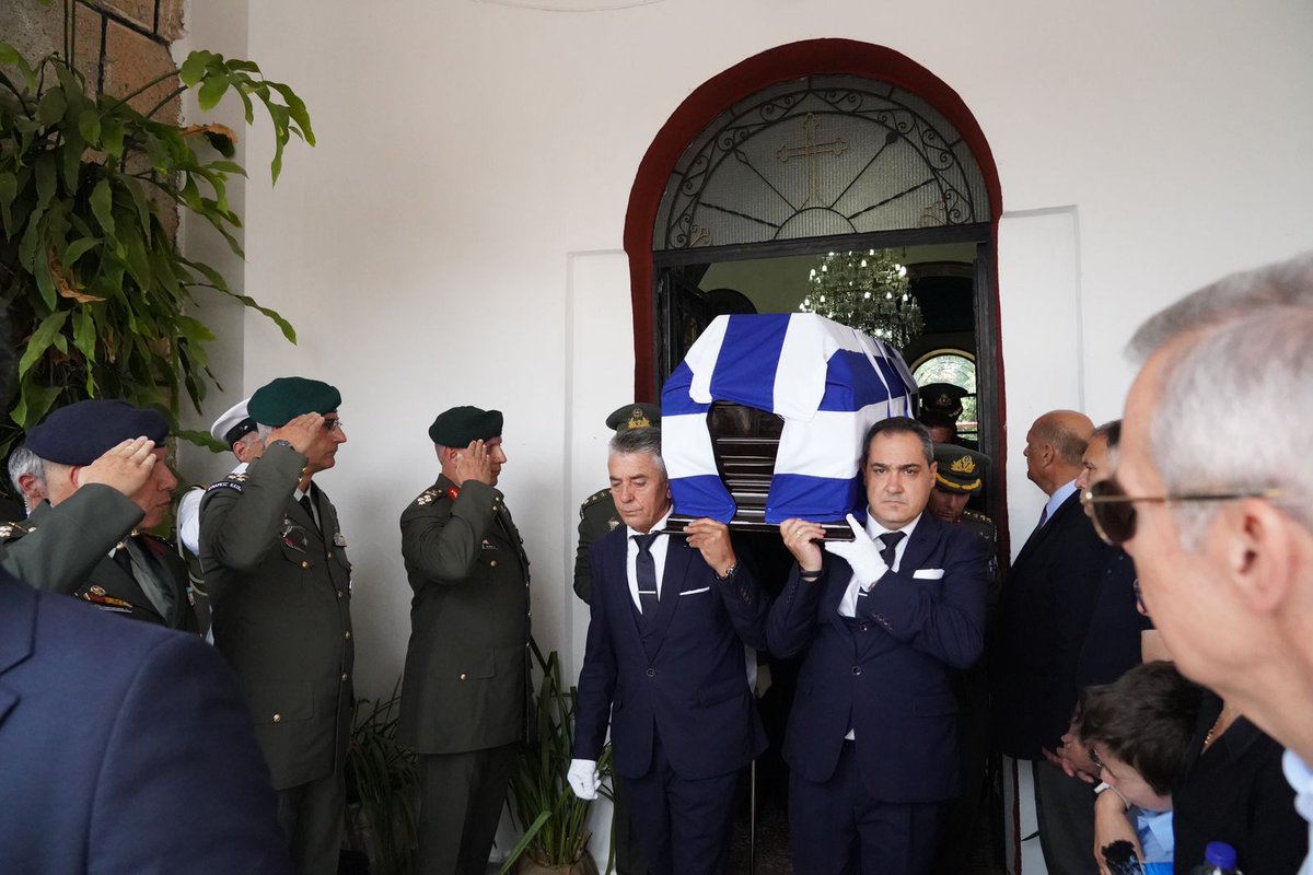 ChiefHNDGS's tweet image. Η σκληροτράχηλη Λακωνική γη υποδέχθηκε σήμερα τον Στρατηγό Ηλία Γλεντζέ, έναν μεγάλο Έλληνα πολεμιστή.
Προνόμιο και μεγάλη τιμή όσοι μαθητεύσαμε υπό τις διαταγές σου.
Τα πατήματα σου κι η ανάσα σου Στρατηγέ θα 'ναι πάντα στον Πενταδάκτυλο και θα περιμένουν!
ΑΘΑΝΑΤΟΣ! 🇬🇷 🇨🇾
