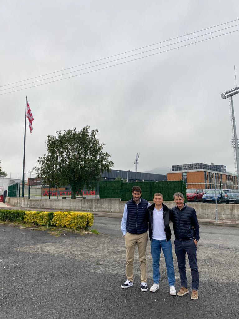 ugaitzu9's tweet photo. Gogo handia eta ilusio handia etapa berri hau hasteko @AthleticClub arekin ❤️
Oso pozik etxera itzultzeagatik. Hau hasi berria da…🔜🤝🏼
••
Muchas ganas y mucha ilusión de empezar  esta nueva etapa con el @AthleticClub ❤️

Muy feliz de volver a casa. Esto acaba de empezar…🔜🤝🏼 https://t.co/hEZx2mg0rq