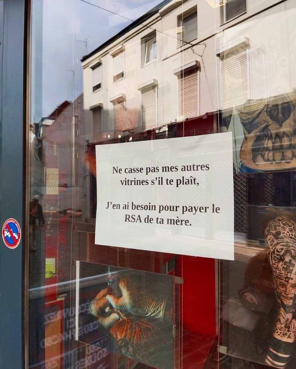 🇫🇷 FLASH - "Ne casse pas ma vitrine, j'en ai besoin pour payer le RSA de ta mère" : un commerçant accroche un message à la vitrine de son magasin pour dissuader les émeutiers de s'y attaquer à #Tourcoing. (témoins)