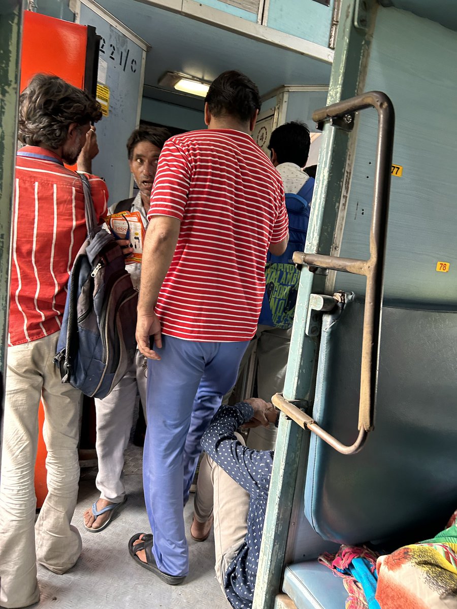 _sharmanikhil's tweet photo. @RailMadad @RailwaySeva @RailMinIndia @AshwiniVaishnaw why this door is not closed between general and sleeper compartment, all people coming from general compartment are blocking  toilets and misbehaving 
PNR 2159152256 https://t.co/3ADeIbMSqi