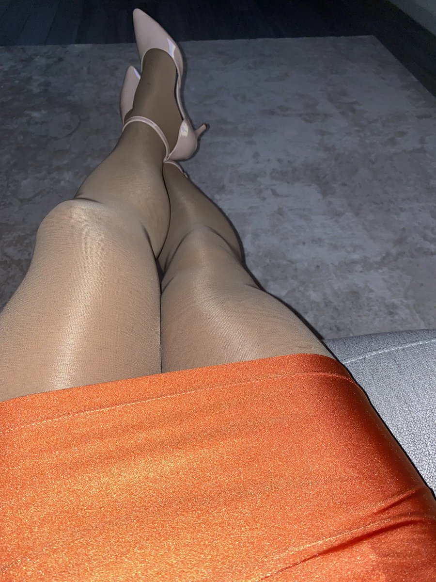 JaimeCd25's tweet photo. Sexy Saturday with shiny pantyhose https://t.co/YjrJ0It36l