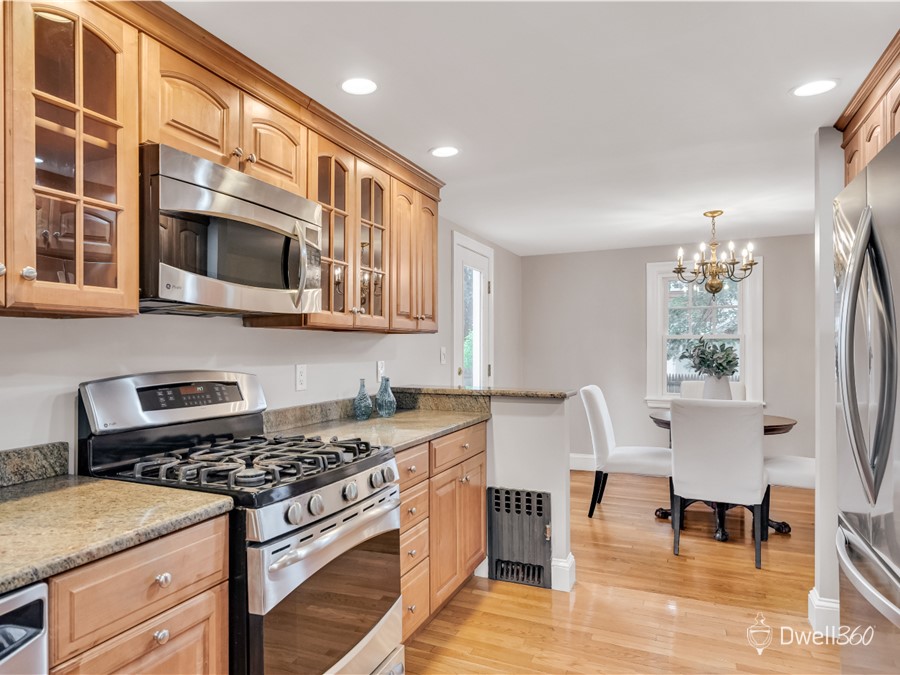 Dwell360's tweet photo. It's a beautiful weekend to visit a #Dwell360 #OpenHouse! 🌞
Sat &amp; Sun 11:00am - 1:00pm
31 Charlesbank Road, Dedham, MA

#dedhamma #riverdale #homeforsale https://t.co/UfHBDhZwhw