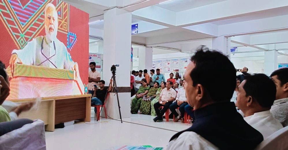 CDatia's tweet photo. गृह मंत्री डॉ. मिश्र ने दतिया में आयुष्मान कार्डो का किया वितरण 
प्रधानमंत्री के कार्यक्रम का सीधा हुआ प्रसारण 
#AyushmanCard
#AyushmanBharatDigitalMission 
#JansamparkMP https://t.co/FO3j1inLFO