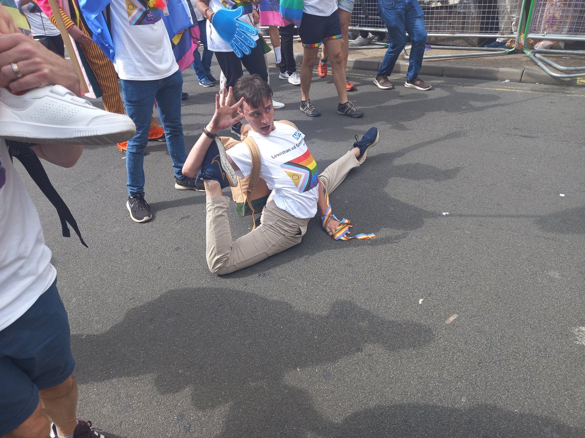 Dr Sarah Davies (@sarahdaviesacp) on Twitter photo Look at this amazing <a href="/LG_NHS/">Lewisham and Greenwich NHS Trust</a> person on the pride parade....
How is that possible??!! Look at this amazing <a href="/LG_NHS/">Lewisham and Greenwich NHS Trust</a> person on the pride parade....
How is that possible??!!