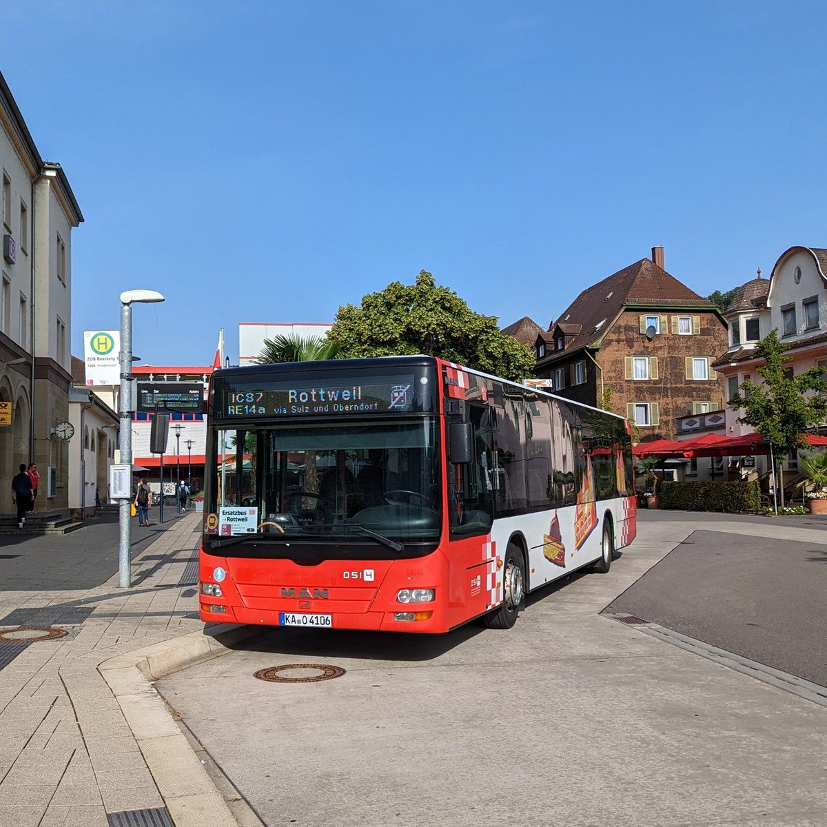 _OSI4_'s tweet image. Gäubahn SEV 2023 - der erste Monat ist rum.

Den gesamten Juni ist unser bis dato kleinster Bus im Fuhrpark fleißig als IC-Ersatz zwischen Horb und Singen unterwegs gewesen.

Nun, zum Monatswechsel, geht es in die zweite Runde, inkl. Unterstützung durch seine größeren Brüder.