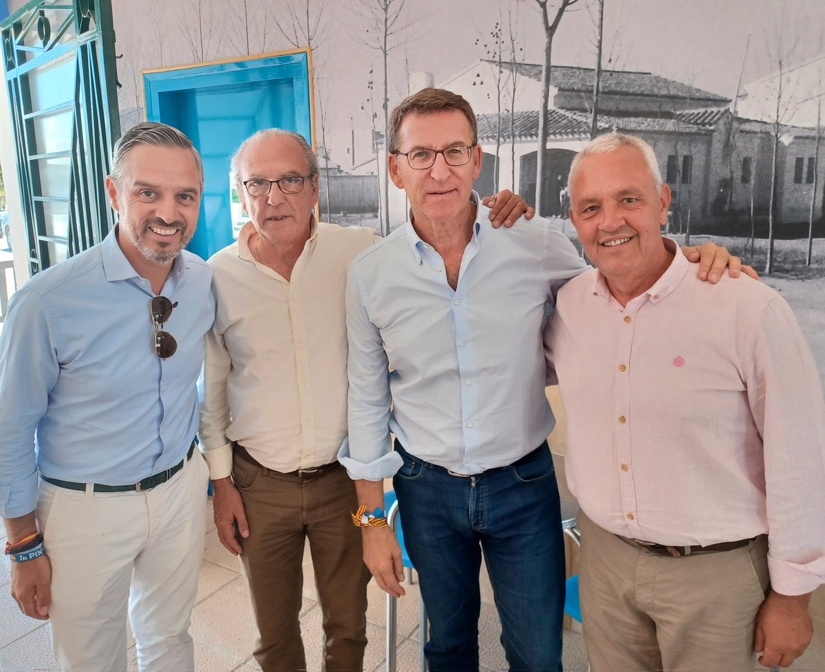 En #lleida <a href="/NunezFeijoo/">Alberto Núñez Feijóo</a> ha presentado las propuestas de <a href="/ppopular/">Partido Popular</a> para la agricultura y el mundo rural con <a href="/danteperezberen/">Dante Pérez Berenguer ♰</a> 
#EsElMomento 
<a href="/PPCatalunya/">PP de Catalunya</a> 
<a href="/PP_LLEIDA/">PP Lleida</a>