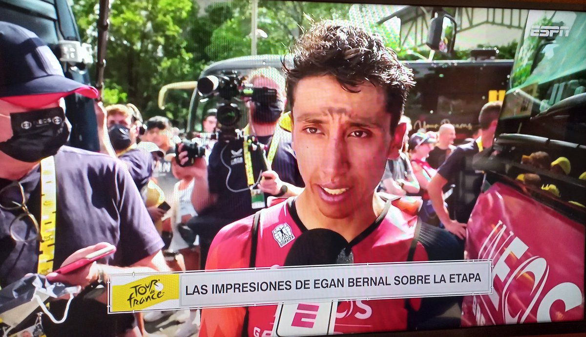 No importa que pase en este #TourDeFrancia yo estoy feliz de ver a @Eganbernal pedalear de nuevo. #Respeto