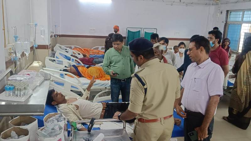 CDatia's tweet photo. ट्रेक्टर-ट्राली पलटने से घायलों को भर्ती कराया चिकित्सालय में 
कलेक्टर एवं पुलिस अधीक्षक ने चिकित्सालय पहुंचकर घायलों का पूंछा हालचाल 
#JansamparkMP https://t.co/fUpLbwY182