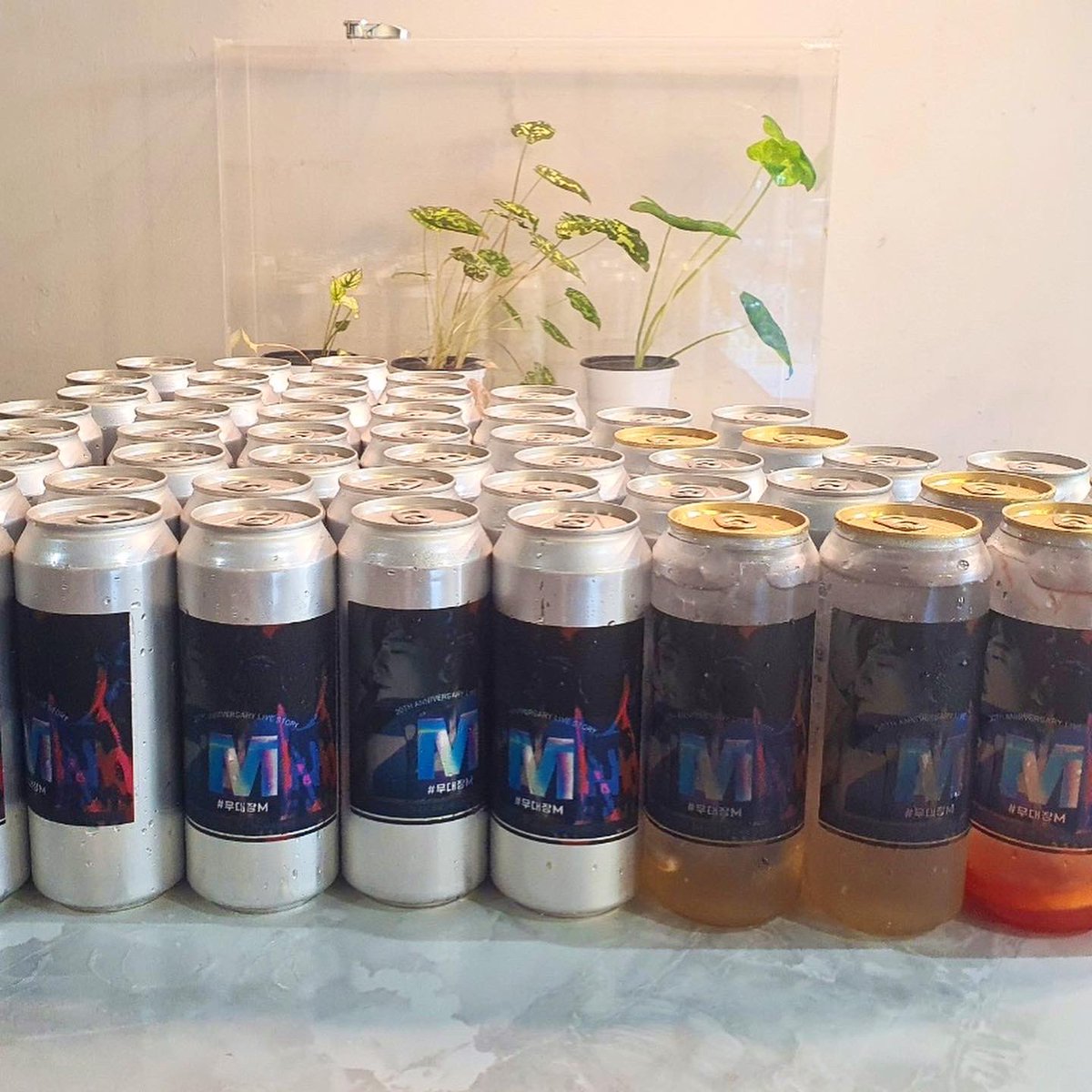 안녕하세요, 신화로운 귤밭기획 입니다 :)

저희 귤밭기획 이벤트 조공팀은 
솔로 20주년을 맞이하는 이민우님의 멋진 공연에 힘을 보태고자 조그마한 선물을 준비했습니다 :)

항상 멋진 음악과 무대로 우리를 감동시키는 사랑스러운M 이민우님의 꽃길을 언제나처럼 응원하겠습니다♡

_(2회차)