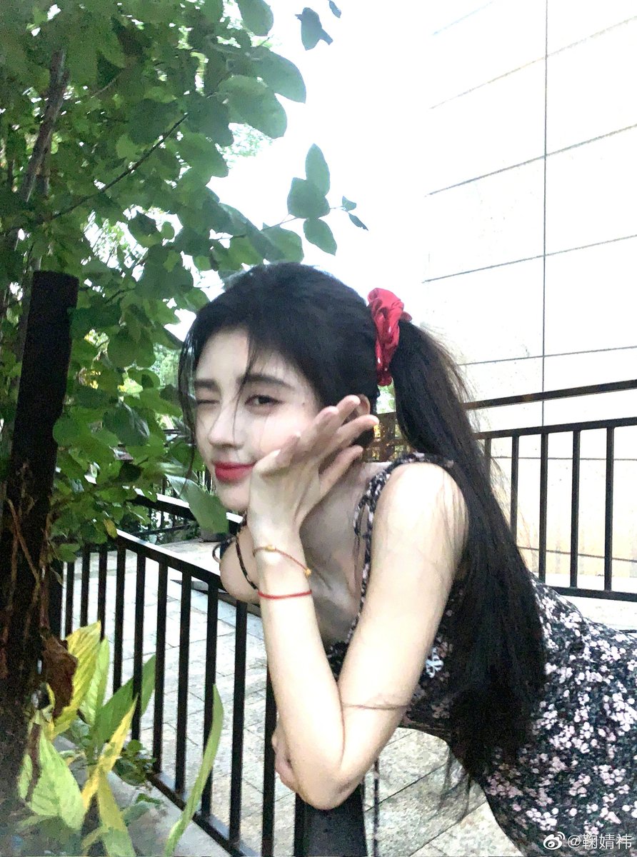 鞠妈的小脸蛋肉少了好多，不过更榨了，嘟嘴可爱风也榨 https://t.co/VjIUUSZNte