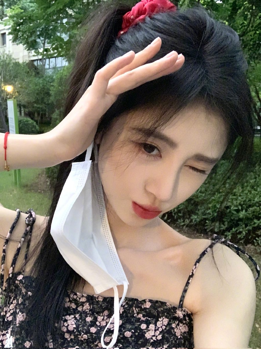 鞠妈的小脸蛋肉少了好多，不过更榨了，嘟嘴可爱风也榨 https://t.co/VjIUUSZNte