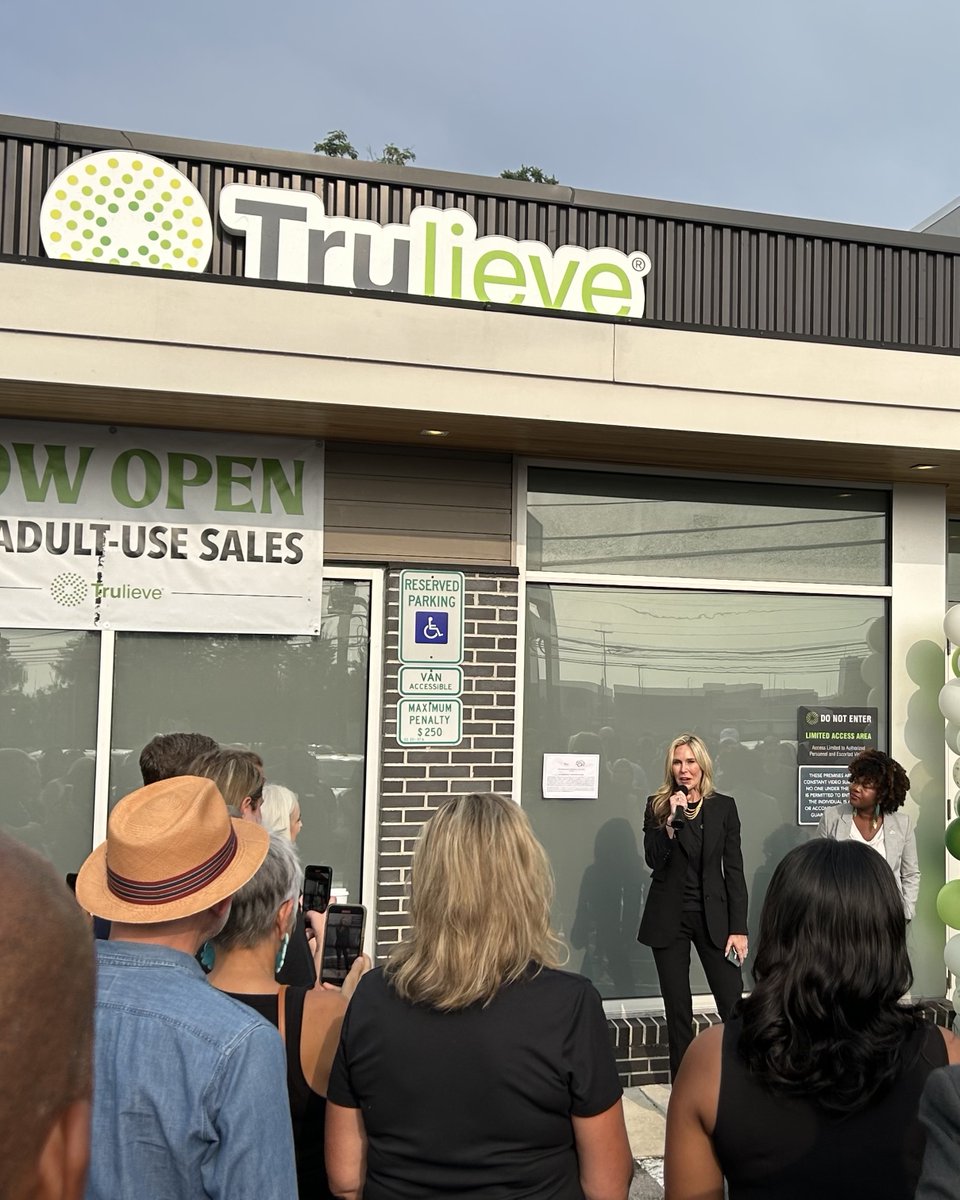 Trulieve's tweet photo. 🎉 Today, we celebrate a #monumental moment in #Maryland! 🌿💚 The state has officially gone rec, &amp; we couldn't be more thrilled to be part of this historic milestone. 🎉✨
Thank you to all the Marylanders who made this possible through their support.
@TrulieveMD #Trulieve https://t.co/UKyLNUGZOu