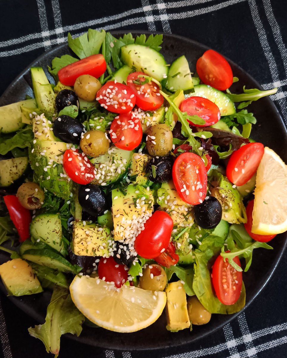 Green salad and olives sprinkled with sesame seeds for lunch today. It’s not deep thought but it was good eatin’.