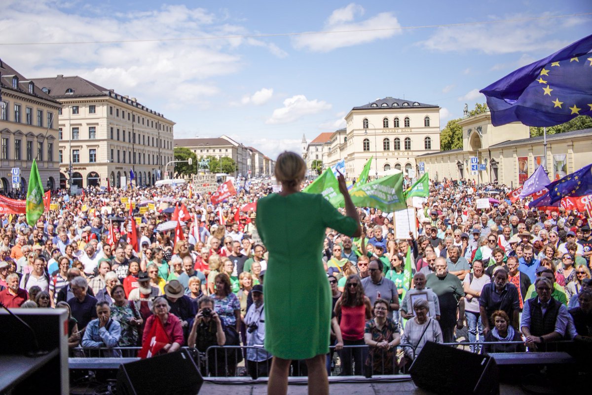 Der Odeonsplatz ist voll! 💚 Wir sind heute hier für unsere Demokratie, für ein anständiges Miteinander und zeigen den Demokratiefeinden die rote Karte! #Ausgetrumpt