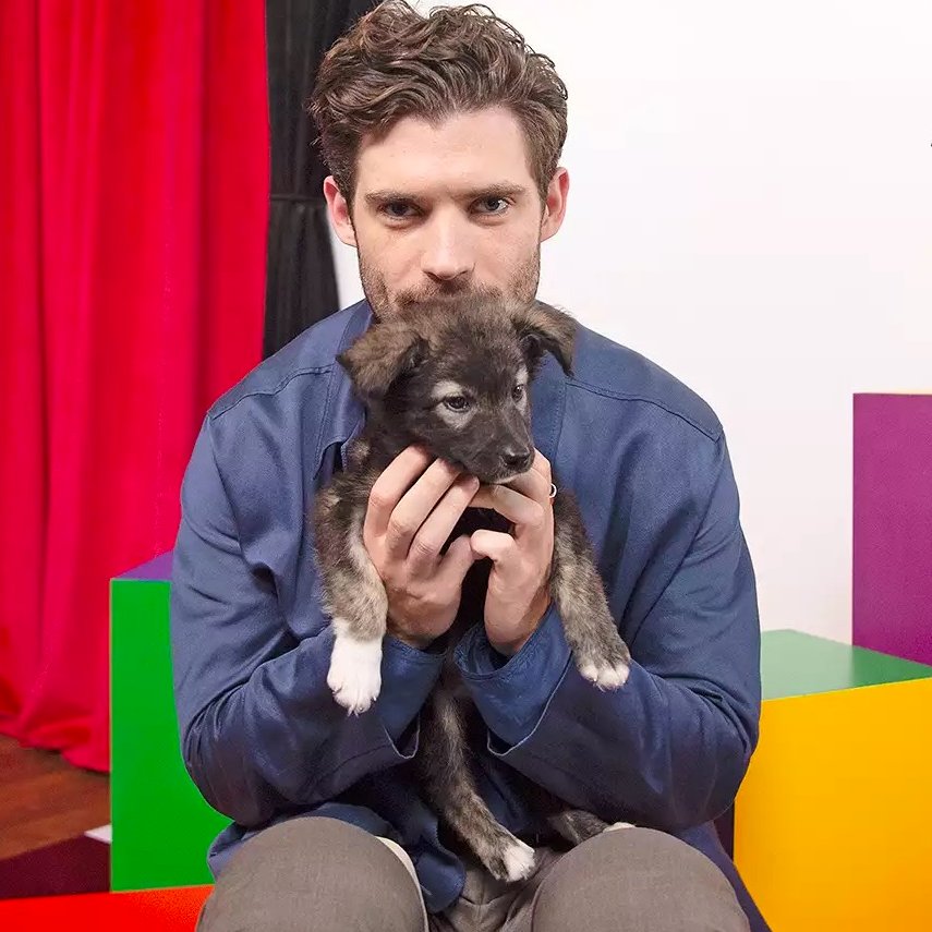 dcorenswetweb's tweet photo. 📸 David Corenswet with puppies https://t.co/3aL7GL1RHr