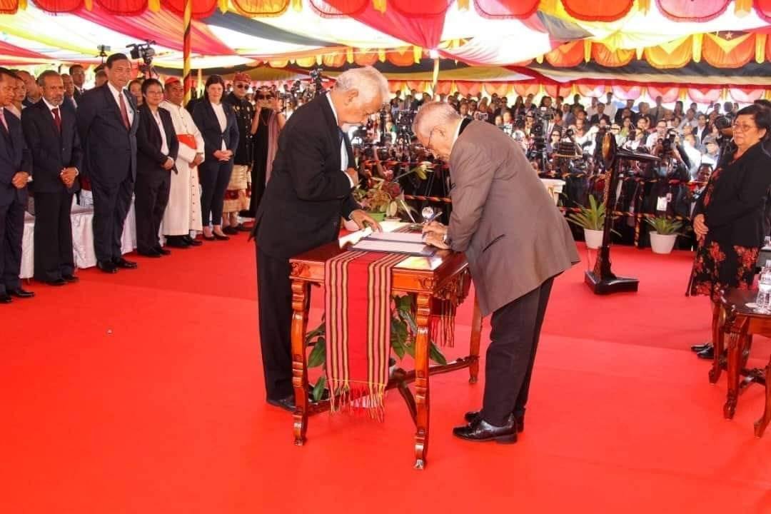 DrSasa22222's tweet photo. Myanmar's Foreign Minister, Daw Zin Mar Aung, had the honor of attending the swearing-in ceremony of East Timor's new government. Representing the NUG, she was warmly acknowledged by President Jose Ramos-Horta, alongside U Lin Thant,NUG's representative to the Czech Republic #NUG https://t.co/WeSPt1uZ1S