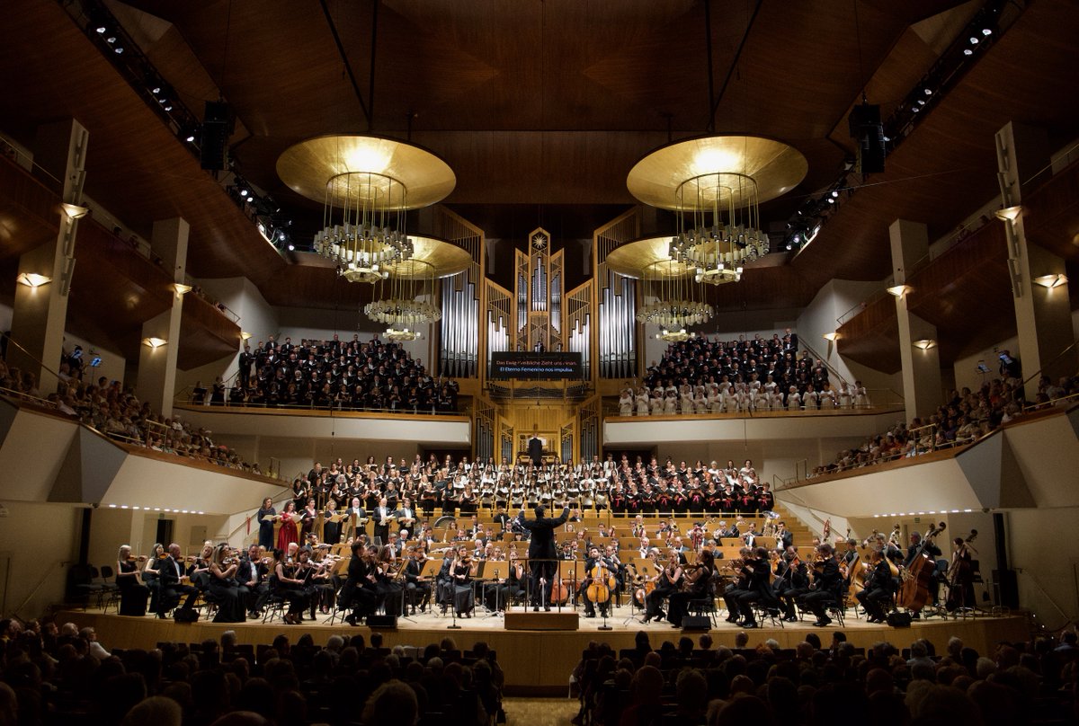 ocnesp's tweet photo. 53 años han pasado entre estas dos imágenes...

La primera, en 1970 en el @FestivalGranada, bajo la dirección de Rafael Frühbeck de Burgos.

La segunda, este fin de semana en el Auditorio Nacional, bajo la dirección de David Afkham.

En los atriles: la Octava de Mahler. https://t.co/QUTf2pgH33