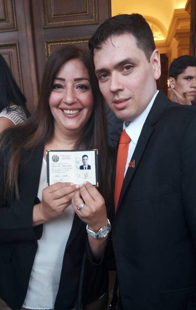RosmitMantilla's tweet photo. Señalar a @MamaLisVzla es meterse con cientos de prisioneros de conciencia. Mi cárcel fue menos amarga gracias a su amor infinito. No me alcanzará la vida para agradecerte tanto amor y entrega en los días de visita. Dios y los presos políticos contigo. https://t.co/TzhwEF840L