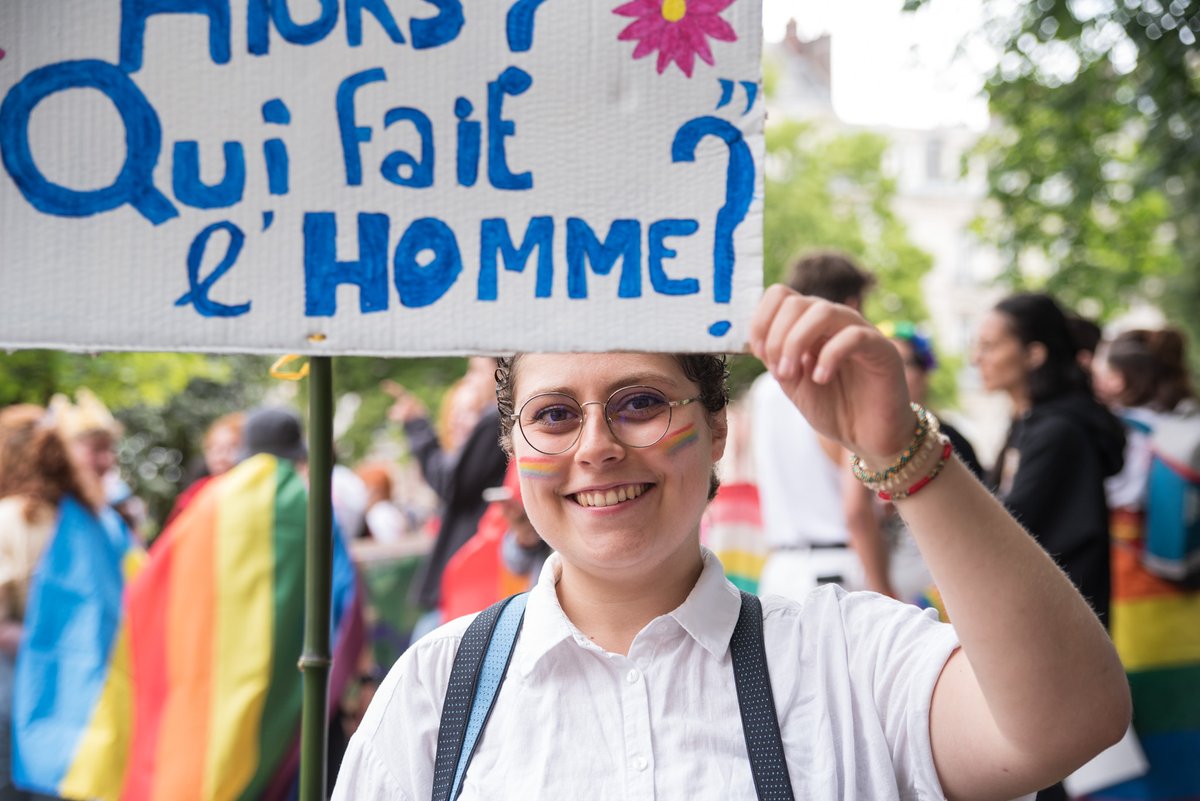 Des regards, de la bienveillance, des sourires...
Cela fait du bien (en ce moment)...

#photographie #Pride2023 #Rouen #GoodVibes #portrait