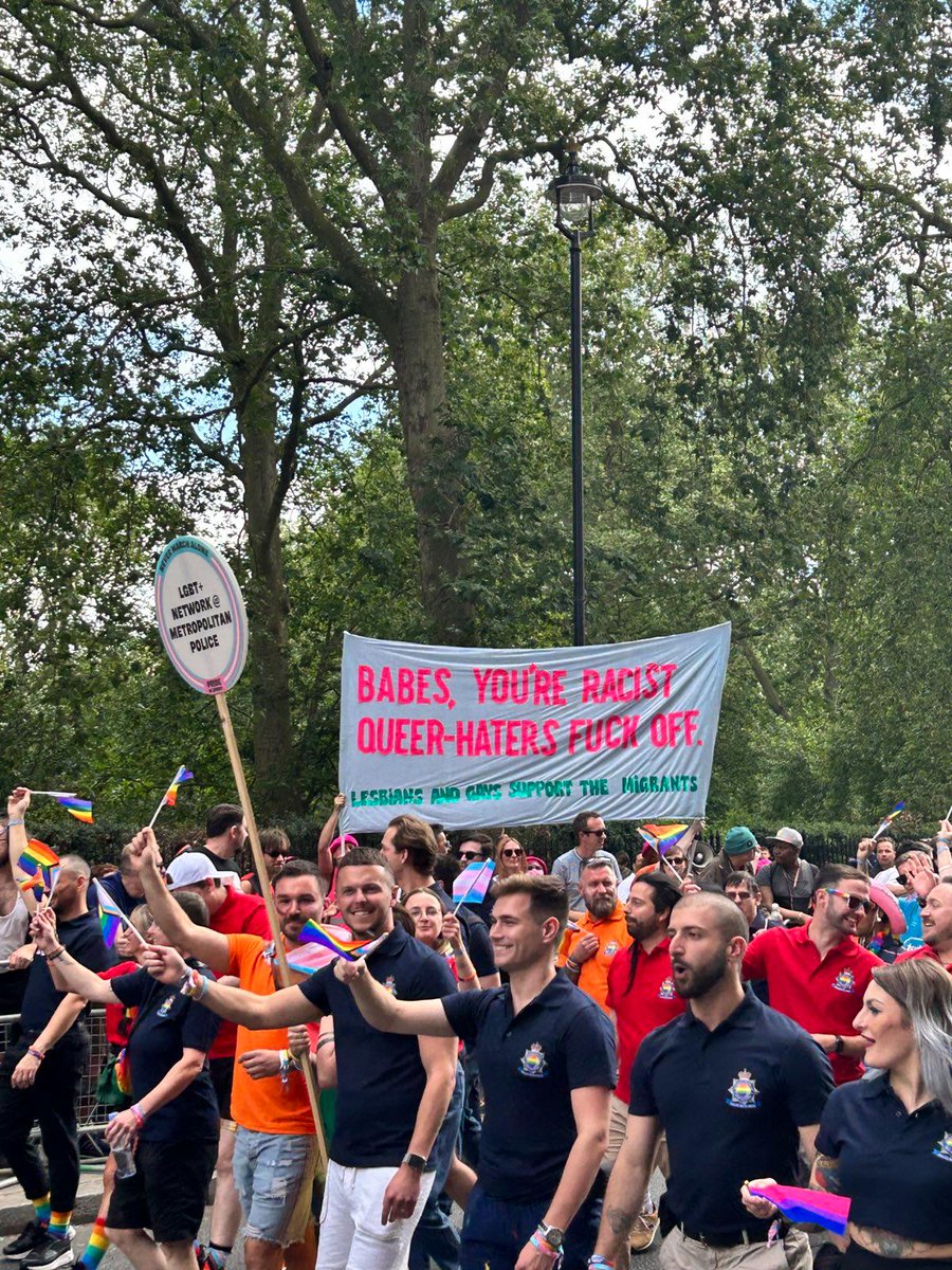 Uhhh, @prideinlondon - wtf are these organisations doing in your parade? 🤔

We were a bit confused, so we thought we'd bring some ✨sparkles✨ to the parade and pipe up... (🧵 1/6)