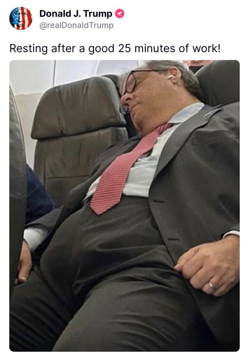 KariLake's tweet image. 😂