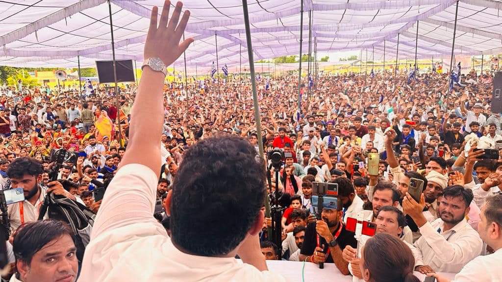 Abhi_Singh_o1's tweet photo. मैंने बाबा साहेब, को तो नहीं देखा पर उनके रूप में आज बड़े भाई चंद्रशेखर को जरूर देखा।

बड़े भाई चन्द्र शेखर आज़ाद जी का अभी घाव पूरी तरह ठीक नहीं हुआ है फिर भी भरतपुर में हजारों लोगों के बीच एक  समाजिक जनसभा आयोजन सफल हुआ। बहुजन समाज को  इस देश का शासक बनाना है।
@BhimArmyChief https://t.co/NQhlZ9Ft28