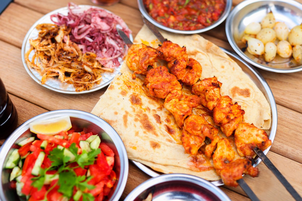 Kurban Bayramı boyunca kırmızı ete karnınız da gözünüz de doydu ise, size özel terbiyeli buttan tavuk şiş öneriyoruz. Lezzet şölenimize davetlisiniz.