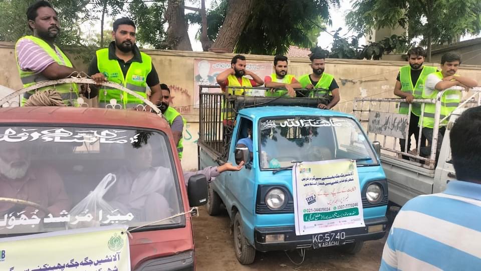 SalmanShaikh_'s tweet photo. جگہ جگہ سے شہریوں کی تعریفیں سننے کو مل رہی ہیں کہ اس مرتبہ عید الاضحٰی پہ بڑے عرصے کے بعد پہلے ہی دن آلائیشیں اٹھالی گئیں۔ لوگ خوش ہیں۔ کمنٹس پوسٹوں اور وڈیوز میں اظہار کررہے۔

جنوں کی طرح کام کرنے والے یہ لوگ ��ماعت اسلامی کے نمائندے ہیں۔ جماعت اسلامی کے ٹاون چئیرمینز سے لے کر ایک ایک کونسلر تک ہر ایک نے اپنی جان لڑادی ہے۔ علی الصبح سے نکلے یہ نمائندگان تپتی دھوپ جھیلنے کے بعد رات گئے تک گلیوں محلوں کی صفائی میں مصروف عمل رہے اور اگلی صبح پھر نکل گئے۔
آلائیشیں اٹھوانے کا عمل فی الحال ٹاون چئیرمینز کے اختیار میں نہیں آتا جبکہ سالڈ ویسٹ منیجمنٹ ڈپارٹمنٹ کی جانب سے کوتاہیاں بھی رہیں تو اگر یہ نمائندگان جنوں کہ طرح کام نہ کرتے تو کسی صورت انکے علاقوں کا ایک بڑا حصہ اتنی جلدی صاف نہ ہو پاتا۔

ابھی تو یہ آغاز ہے اور آغاز میں ہی ایک ساتھ ہمارے سینکڑوں نمائندوں کا متحرک ہونا آن�� والے کل کی گواہی دے رہا ہے کہ ان شاءاللہ جماعت اسلامی کراچی کو rebuild کرکے رہے گی۔

توفیق الدین صدیقی